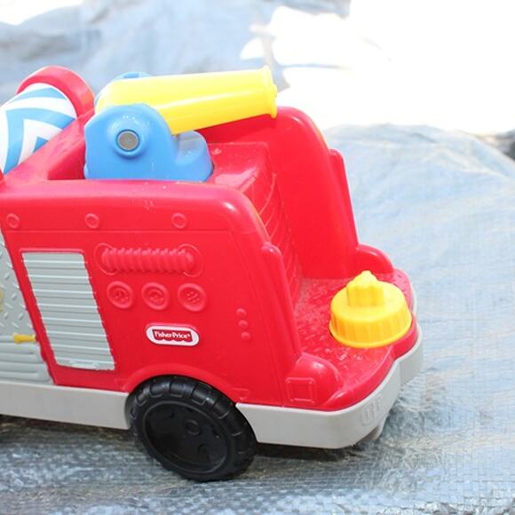 Fisher Price  LIttle People Helping Others Fire truck w/2 little people - Picture 7 of 8